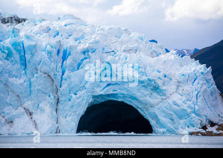 Puente De Hielo Del Glaciar Perito Moreno Patagonia Argentina