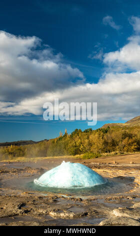 Strokkur géiser erupción Círculo de Oro de Islandia La famosa