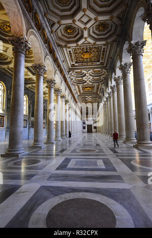 El precioso interior de la Basílica de San Pablo extramuros en Roma