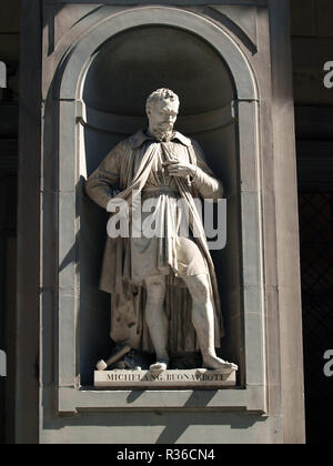 Estatua De Michelangelo Buonarroti En Los Nichos De La Columnata