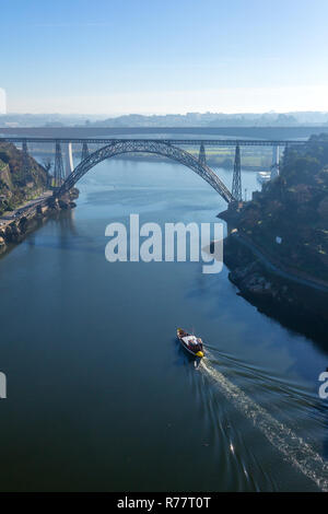 Ponte Do Infante Maria Pia Bridge St John s y el puente sobre el río