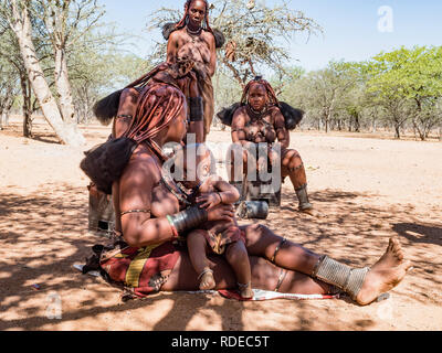 NAMIBIA KAMANJAB 4 De Diciembre De 2018 La Tribu Himba Mujer Con