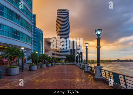 Paisaje urbano de la ciudad de Guayaquil por el paseo marítimo Malecón