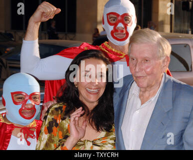 Sumner Redstone R Presidente Y Ceo De Viacon Y Su Esposa Paula