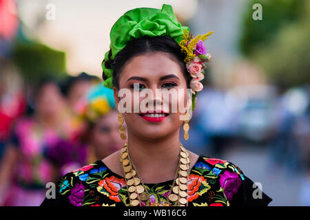 Una Mujer Mexicana De Origen Zapoteca Vestida Con Traje Tradicional De