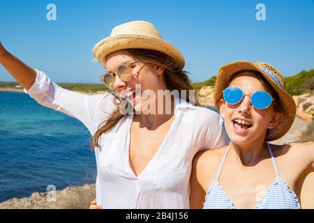 Deux Filles En Bikini Sur La Plage De L Oc An Atlantique Pied Avec