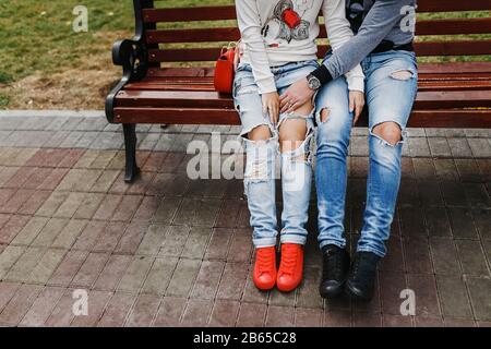 La Fille Aux Pieds Nus En Jeans D Chir S Assis Sur L Herbe Dans Le Parc