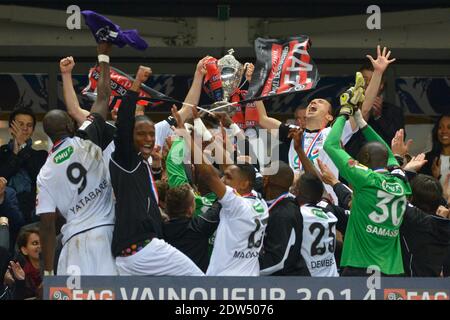 L Quipe De Guingamp Avec La Coupe Lors Du Match De Finale De Football