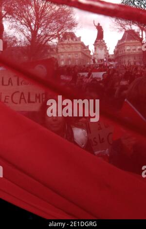 Les Tunisiens et leurs partisans manifestent à Paris en France le 15