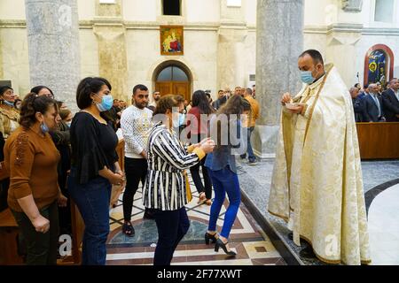 Les Chr Tiens Irakiens Re Oivent La Sainte Communion Pendant La Messe