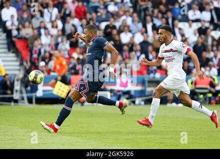 Kylian Mbappe Du PSG Akim Zedadka D Auxerre Lors Du Championnat