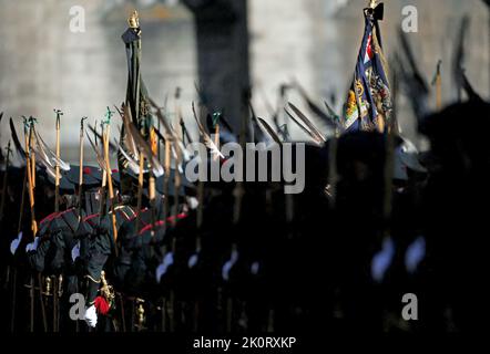 Les Membres De La Compagnie Royale Des Arches D Filent La Cath Drale