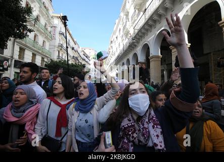 Les femmes algériennes participent à une marche pour célébrer la