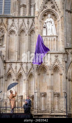 Le Roi Charles Iii D Voile La Statue De La Reine Elizabeth Ii York