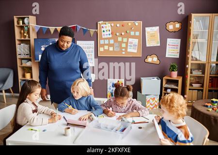 Professeur Mature D Cole Maternelle Et Groupe De Jeunes Enfants Avec