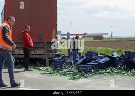 Un Camion Transportant De La Bi Re A T Laiss Sans Partie De Sa