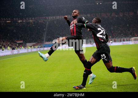 Pierre Kalulu de l AC Milan célébrant après un but lors de la série A