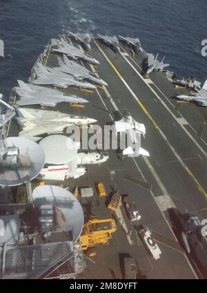 Plusieurs avions sont à la ligne du pont de vol du porte avions à