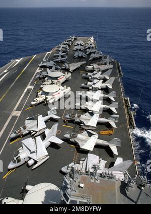 Plusieurs avions sont à la ligne du pont de vol du porte avions à