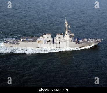 Vue aérienne à tribord du destroyer de missile guidé USS DONALD COOK