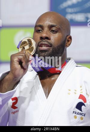 Teddy Riner en France pose avec la médaille d or après avoir remporté