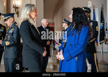 Ambassadeur italien aux États Unis Mariangela Zappia au centre à