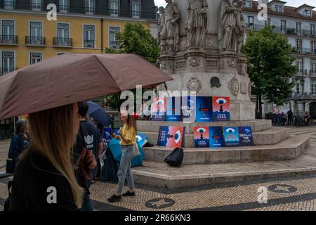 Lisbonne Portugal 07th juin 2023 Une femme parle à travers un