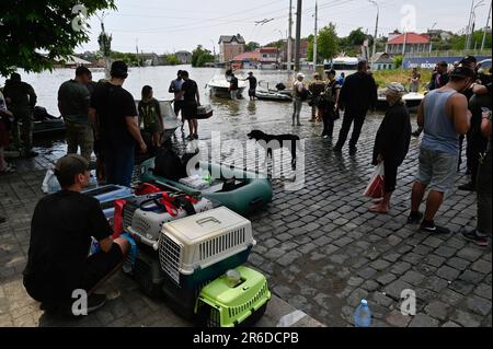 Kherson Ukraine 08th juin 2023 Les résidents locaux flottent dans un