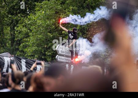 Paris France 29 06 2023 Un manifestant tient un écriteau qui dit