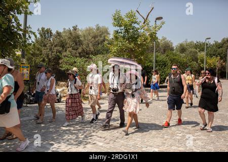 Athen Grèce 21 juillet 2023 Une femme marche sur la place Syntagma