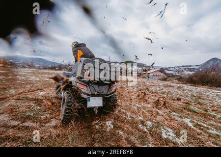 Un Homme Profite Sans Crainte D Une Balade Aventureuse Sur Un Quad Vtt