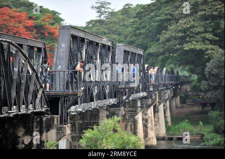 Kanchanaburi Avril Xinhua Un Train Circule