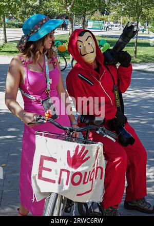 Le Photographe Hakki Cilgin Porte Une Robe Rouge Et Un Masque Anonyme