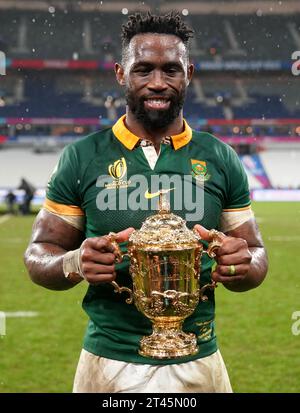 L Africaine Siya Kolisi célèbre après avoir remporté le match final de