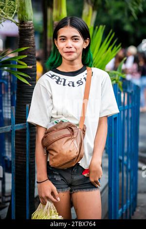 Une Belle Jeune Fille Philippine Vend Des Guirlandes De Fleurs L