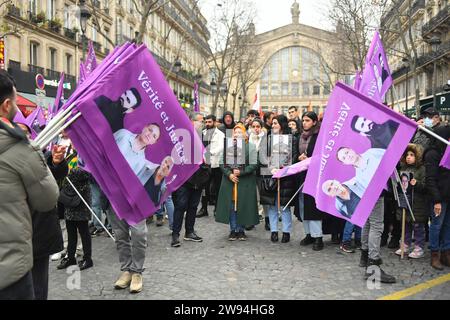 Paris France D Cembre Jeunes Femmes Kurdes Tenant Des Cadres