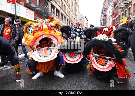 Les Gens Habill S En Dragons Dansent Et Divertissent Les Foules Tout En