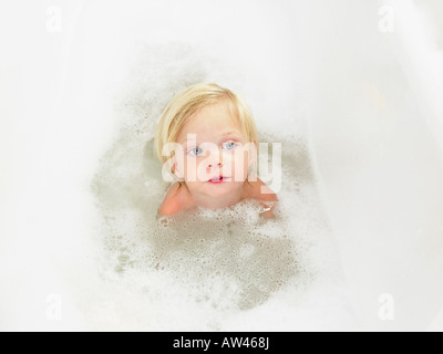 Petite Fille Prendre Un Bain Bulles Photo Stock Alamy