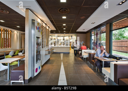 L Int Rieur D Un Restaurant Mcdonald S Photo Stock Alamy