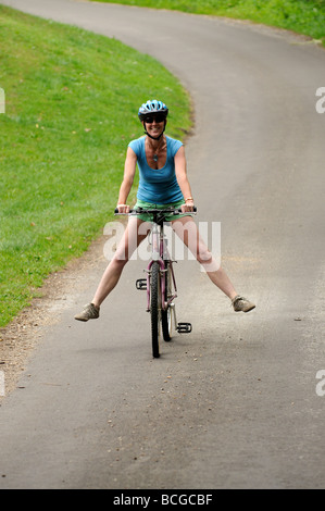 Portrait en vue arrière d une cycliste féminine nue au London Naked