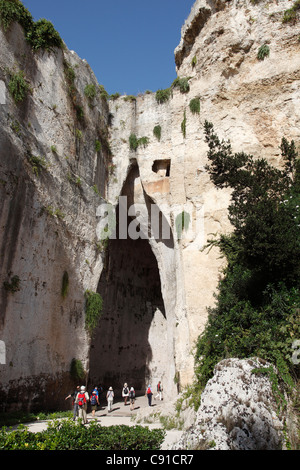 L Oreille de Denys est une grotte calcaire creusée dans le Temenites