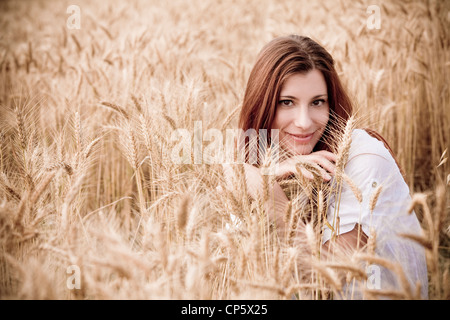 Femme Nue Se Cachant Dans Un Champ De Ma S Photo Stock Alamy