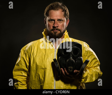 L Homme Avec Masque Gaz Et Costume Hazmat Photo Stock Alamy