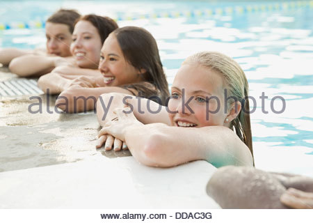 Groupe D Adolescentes En Piscine Photo Stock Alamy