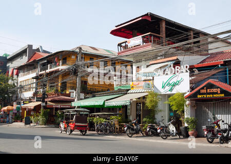 Cambodge Phnom Penh scène de rue groupe de petites filles en tenue