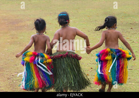 Peu de filles de Yap en vêtements traditionnels l île de Yap États