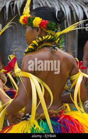 Jeune Fille En Costume Traditionnel De Yap Yap Jours Du Festival L