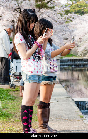 Deux jeunes filles japonaises debout près de la rive de la rivière