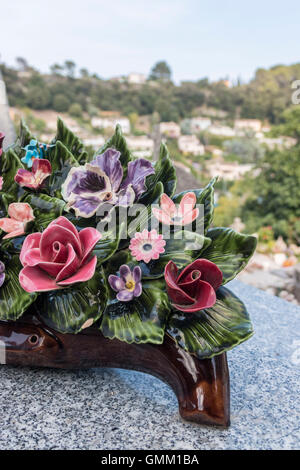 Bouquet De Fleurs En C Ramique Sur Une Tombe Dans Un Cimeti Re Fran Ais