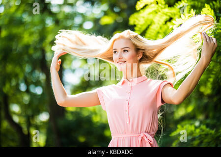 Belle Blonde Aux Gros Seins En Plein Air 6 Photo Stock Alamy